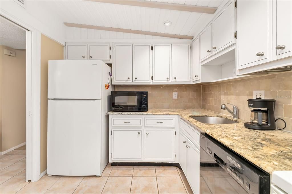 待售: $185,000 (1 贝兹, 1 浴室, 900 平方英尺)