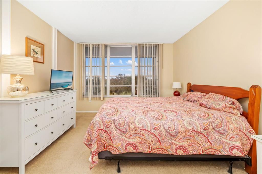 待售: $185,000 (1 贝兹, 1 浴室, 900 平方英尺)