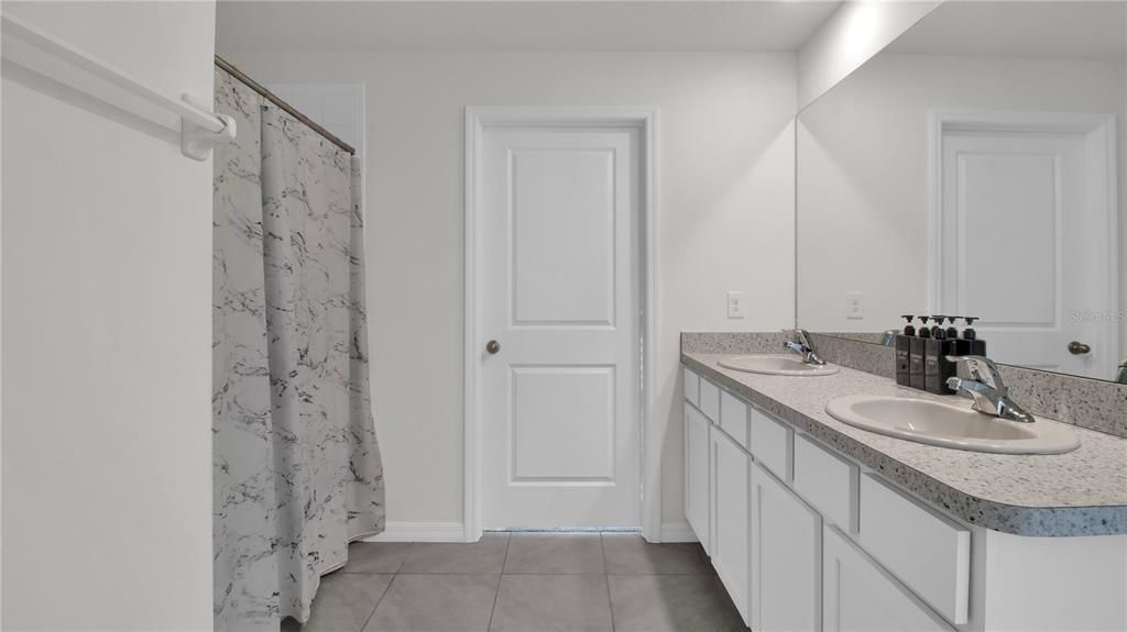 For Rent: $3,400 (5 beds, 3 baths, 2601 Square Feet)