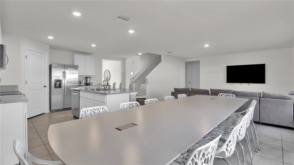 For Rent: $3,400 (5 beds, 3 baths, 2601 Square Feet)