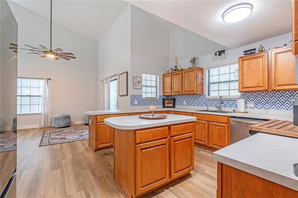 На продажу: $474,900 (4 спален, 3 ванн, 2037 Квадратных фут)