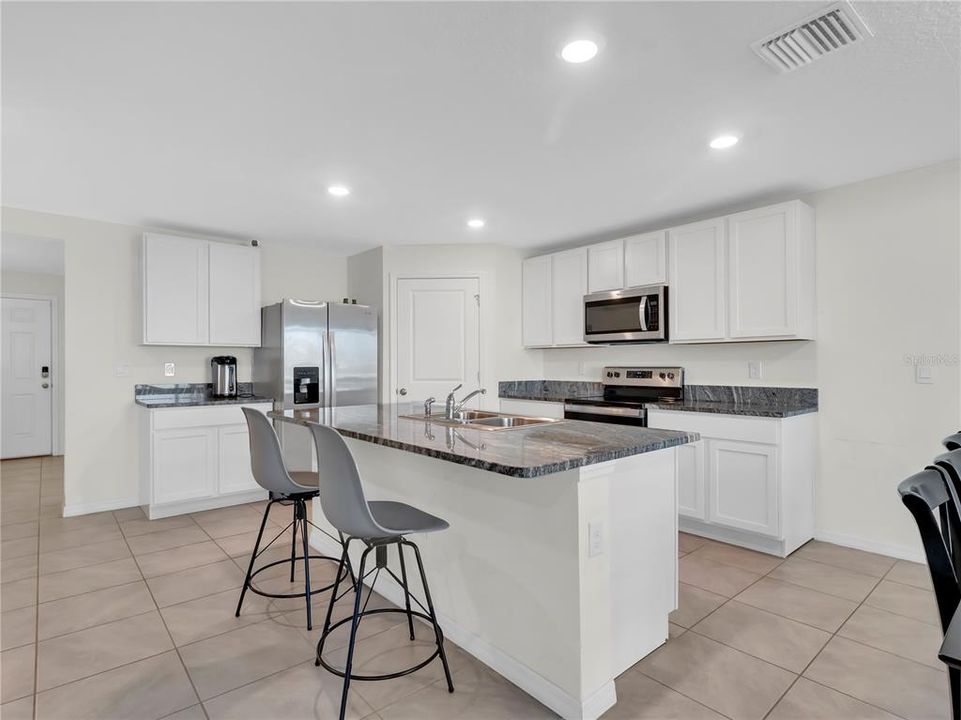 For Rent: $3,400 (5 beds, 3 baths, 2674 Square Feet)