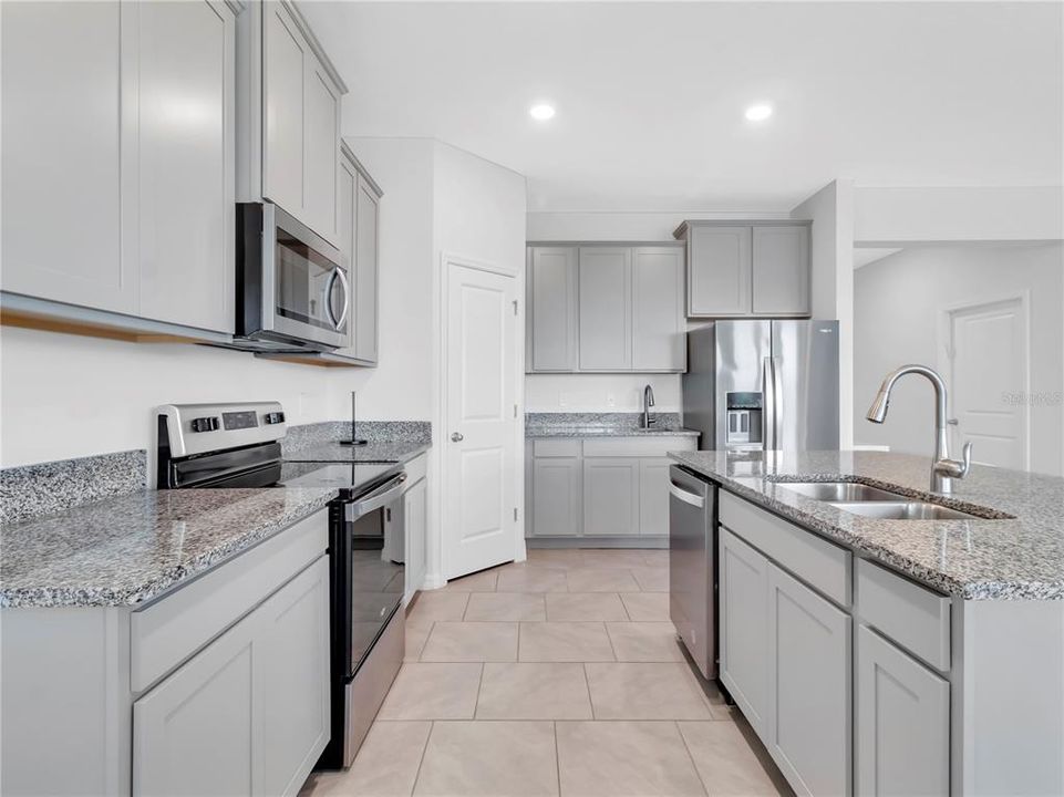 For Rent: $3,400 (4 beds, 3 baths, 2756 Square Feet)