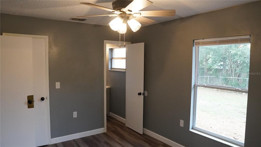 待售: $220,000 (3 贝兹, 1 浴室, 1000 平方英尺)