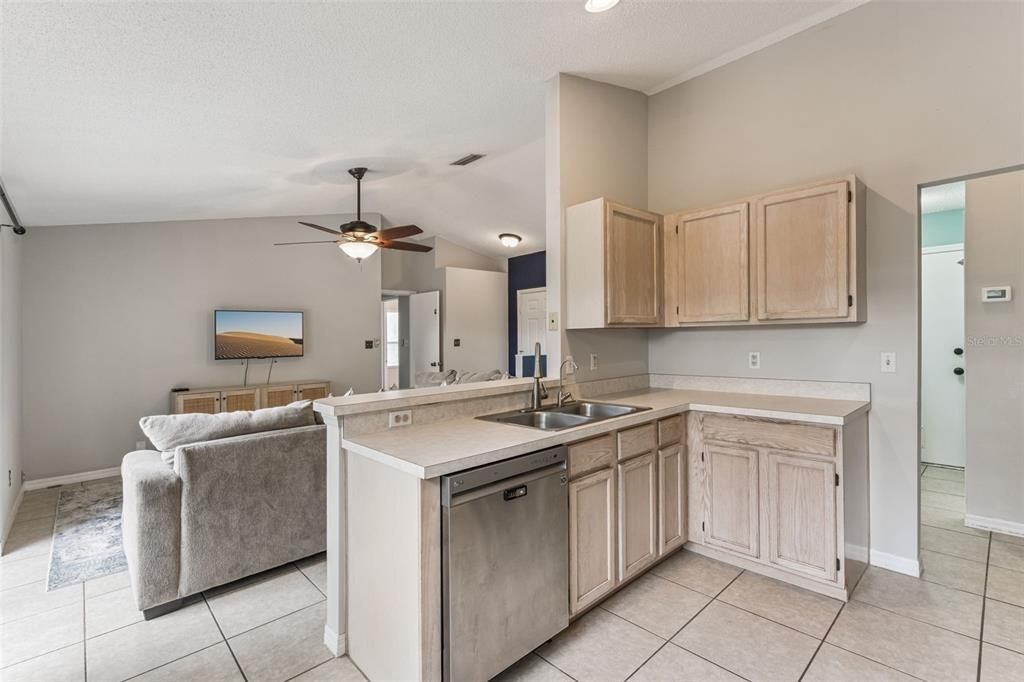 待售: $315,000 (2 贝兹, 2 浴室, 1169 平方英尺)