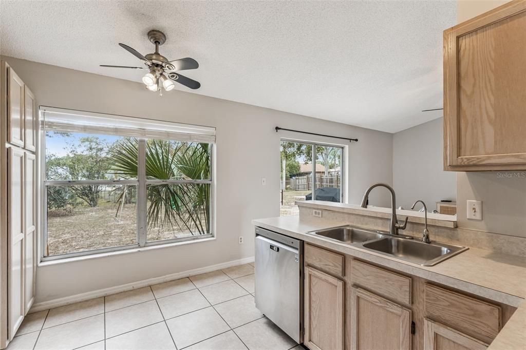 待售: $315,000 (2 贝兹, 2 浴室, 1169 平方英尺)