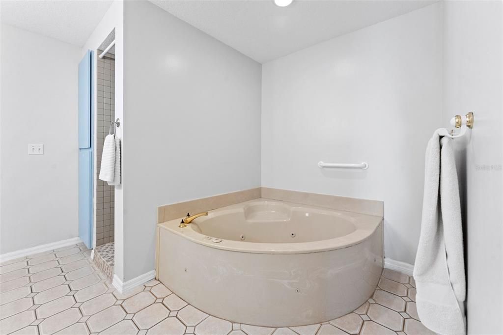 For Sale: $2,000,000 (4 beds, 2 baths, 3062 Square Feet)