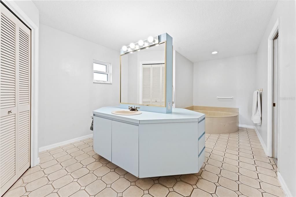 For Sale: $2,000,000 (4 beds, 2 baths, 3062 Square Feet)