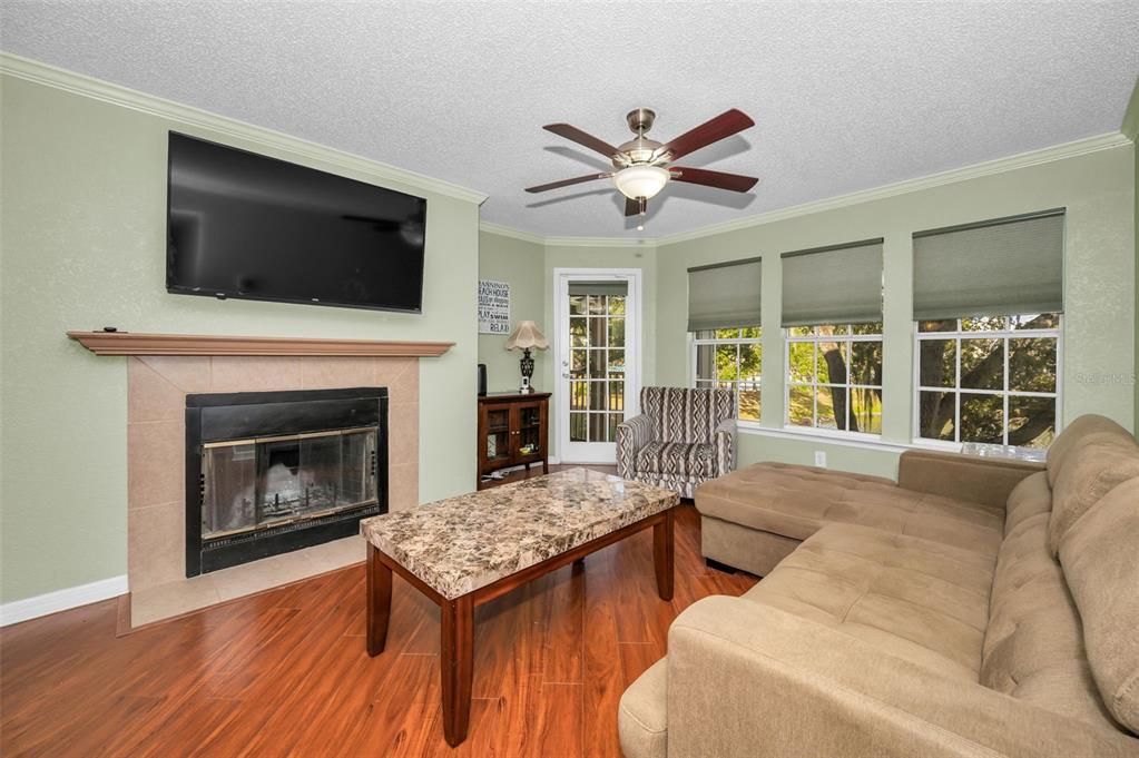 For Sale: $204,900 (2 beds, 2 baths, 1121 Square Feet)