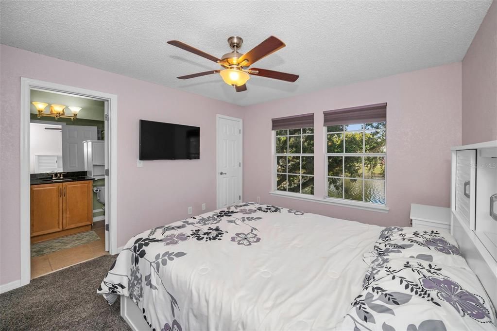 For Sale: $204,900 (2 beds, 2 baths, 1121 Square Feet)