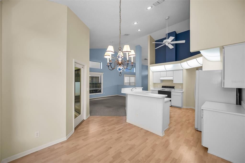 For Sale: $285,000 (2 beds, 2 baths, 1633 Square Feet)