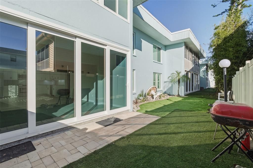 For Sale: $449,900 (2 beds, 2 baths, 912 Square Feet)