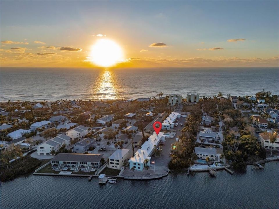 For Sale: $449,900 (2 beds, 2 baths, 912 Square Feet)