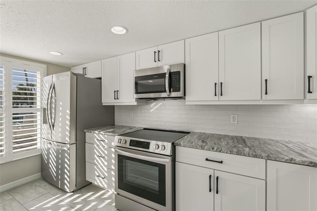 For Sale: $449,900 (2 beds, 2 baths, 912 Square Feet)