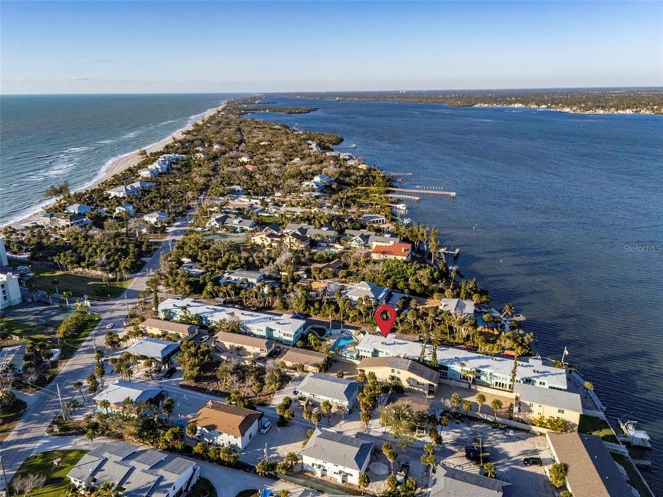 For Sale: $449,900 (2 beds, 2 baths, 912 Square Feet)