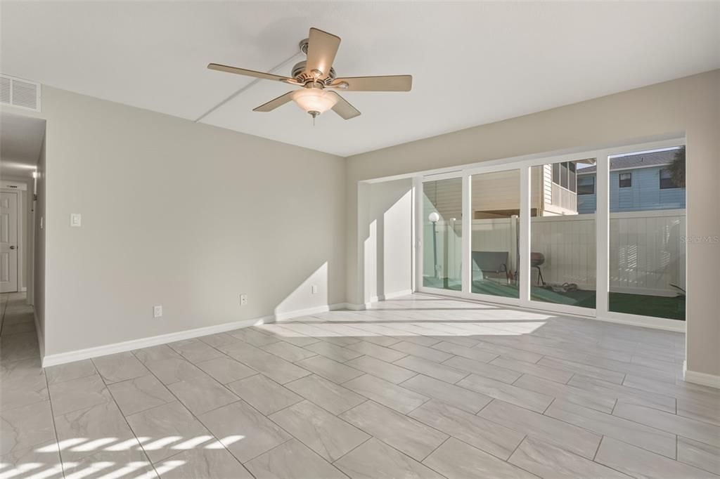 For Sale: $449,900 (2 beds, 2 baths, 912 Square Feet)