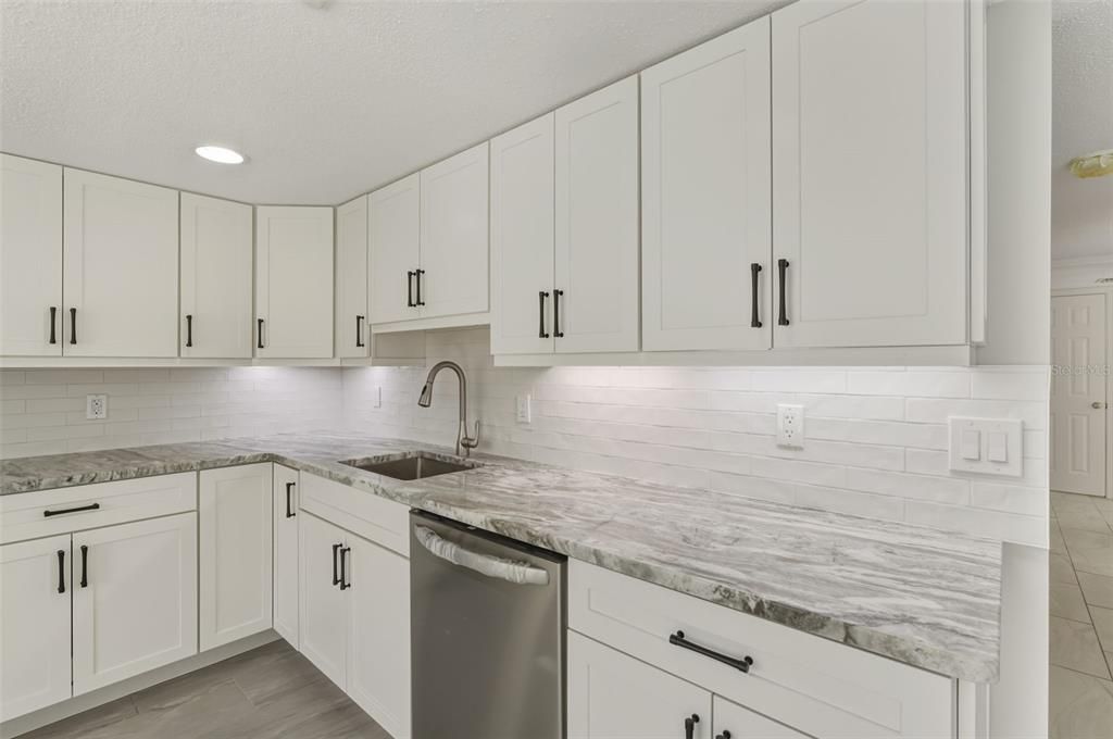 For Sale: $449,900 (2 beds, 2 baths, 912 Square Feet)