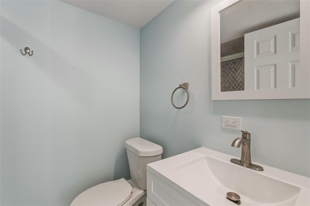 For Sale: $449,900 (2 beds, 2 baths, 912 Square Feet)