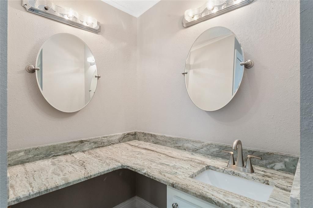 待售: $219,900 (2 贝兹, 2 浴室, 1040 平方英尺)