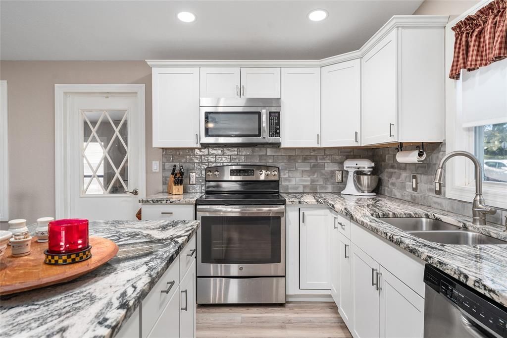 待售: $219,900 (2 贝兹, 2 浴室, 1040 平方英尺)