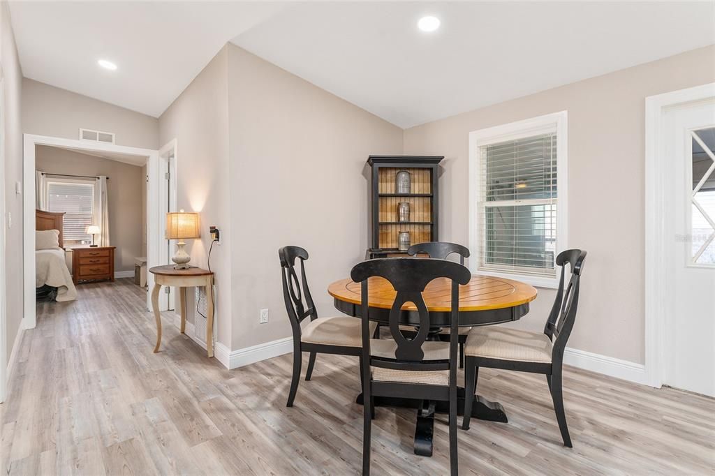 待售: $219,900 (2 贝兹, 2 浴室, 1040 平方英尺)