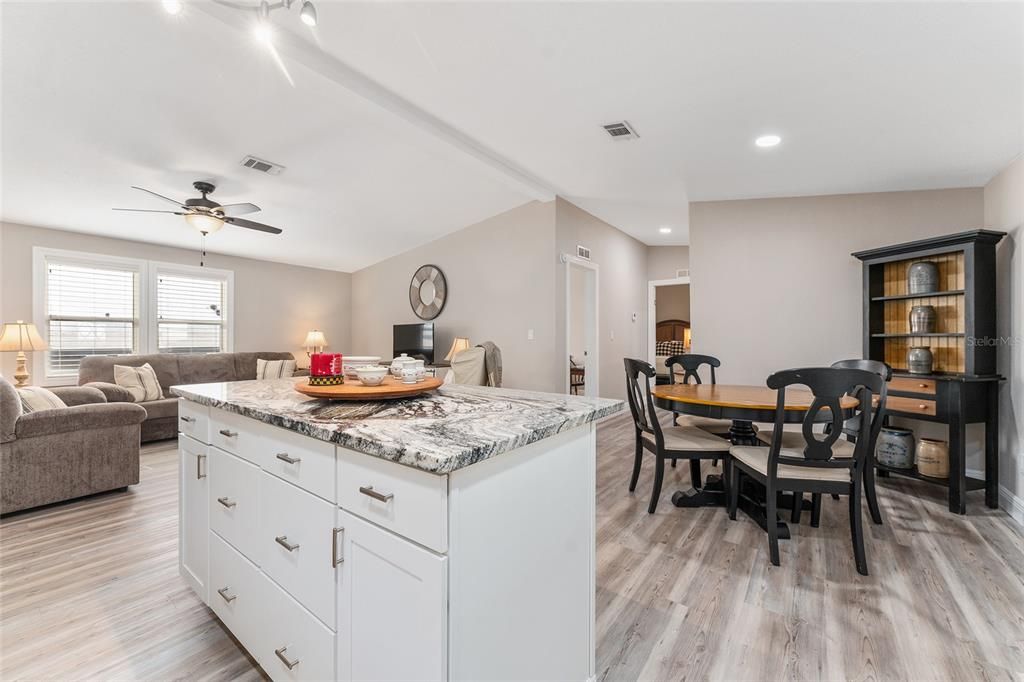 待售: $219,900 (2 贝兹, 2 浴室, 1040 平方英尺)