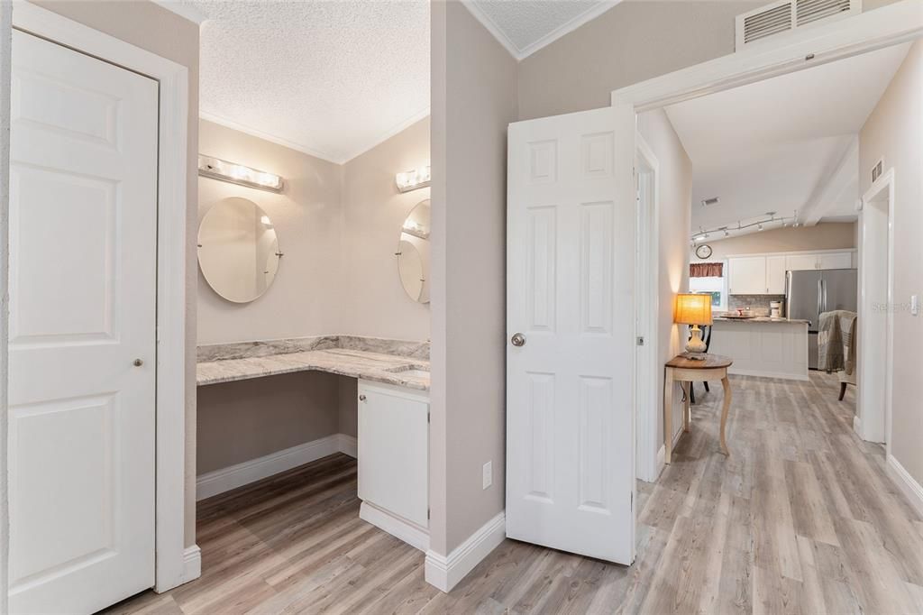 待售: $219,900 (2 贝兹, 2 浴室, 1040 平方英尺)