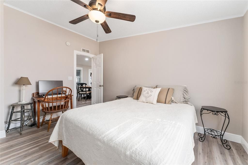 待售: $219,900 (2 贝兹, 2 浴室, 1040 平方英尺)