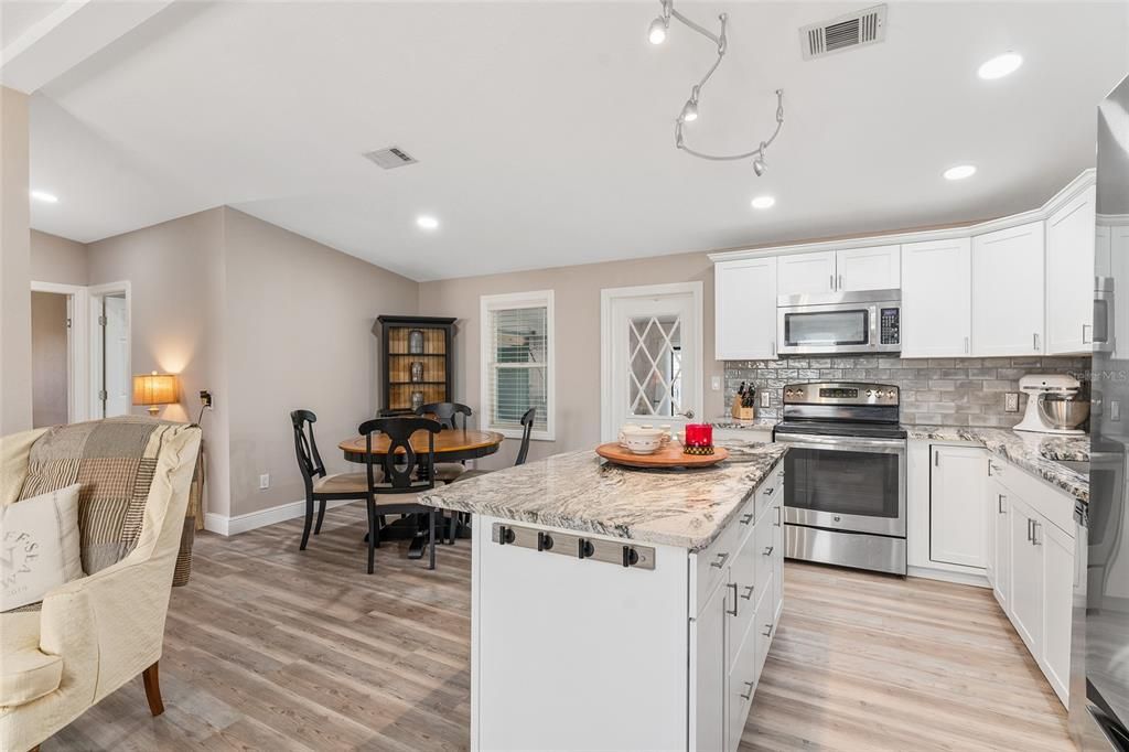 待售: $219,900 (2 贝兹, 2 浴室, 1040 平方英尺)