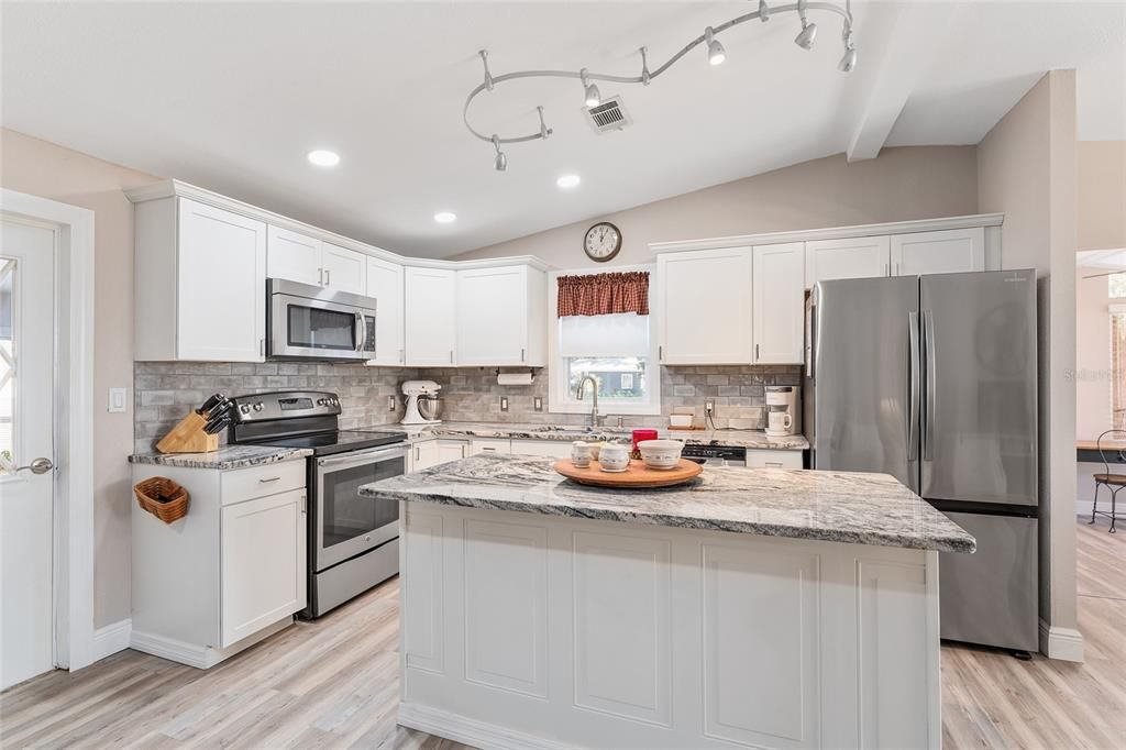 待售: $219,900 (2 贝兹, 2 浴室, 1040 平方英尺)