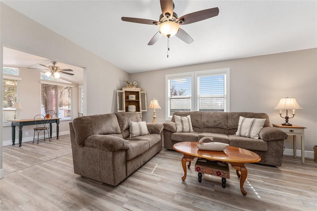 待售: $219,900 (2 贝兹, 2 浴室, 1040 平方英尺)