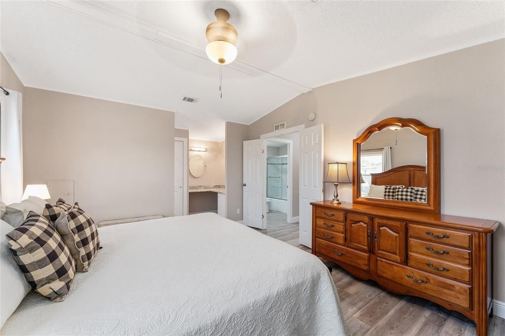 待售: $219,900 (2 贝兹, 2 浴室, 1040 平方英尺)