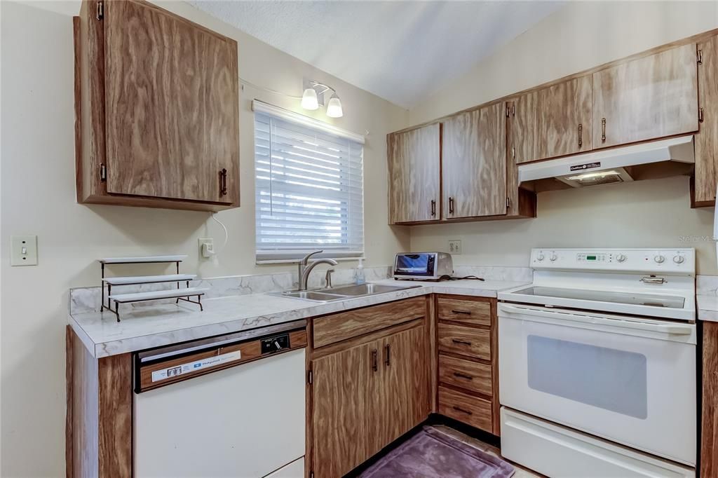 For Sale: $188,000 (2 beds, 1 baths, 806 Square Feet)