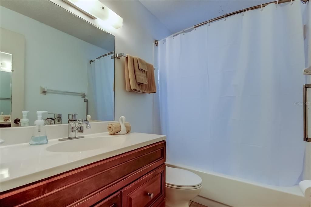 For Sale: $188,000 (2 beds, 1 baths, 806 Square Feet)