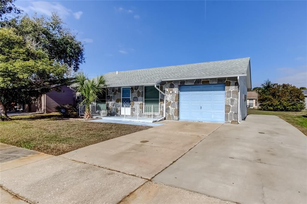 For Sale: $188,000 (2 beds, 1 baths, 806 Square Feet)