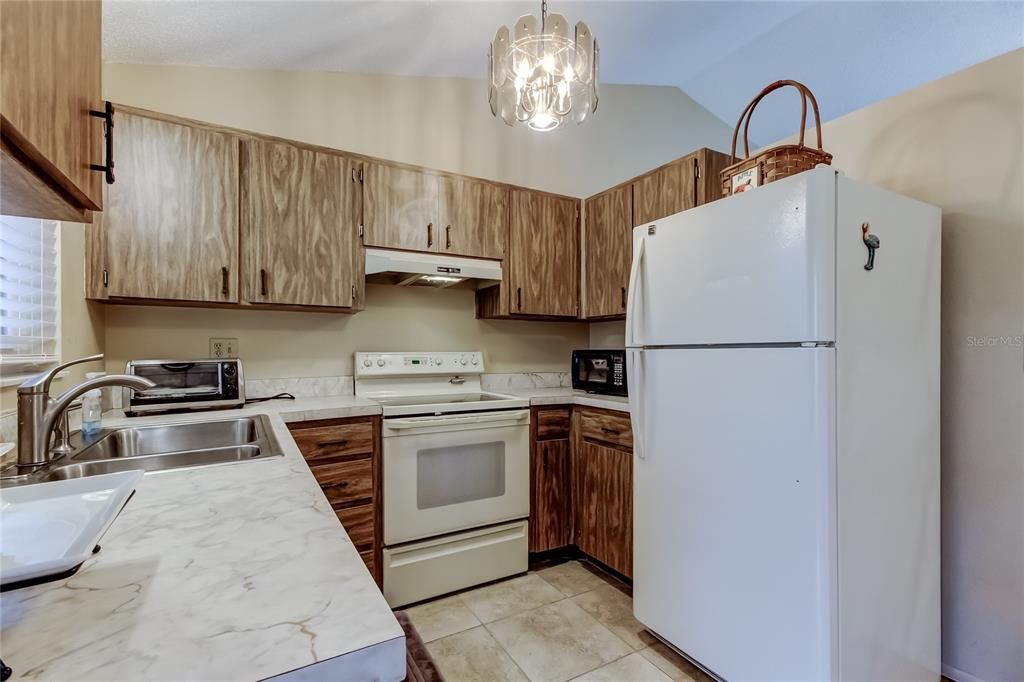 For Sale: $188,000 (2 beds, 1 baths, 806 Square Feet)