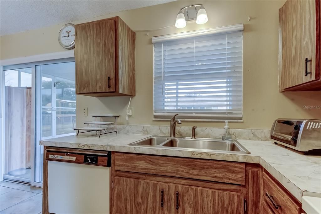 For Sale: $188,000 (2 beds, 1 baths, 806 Square Feet)