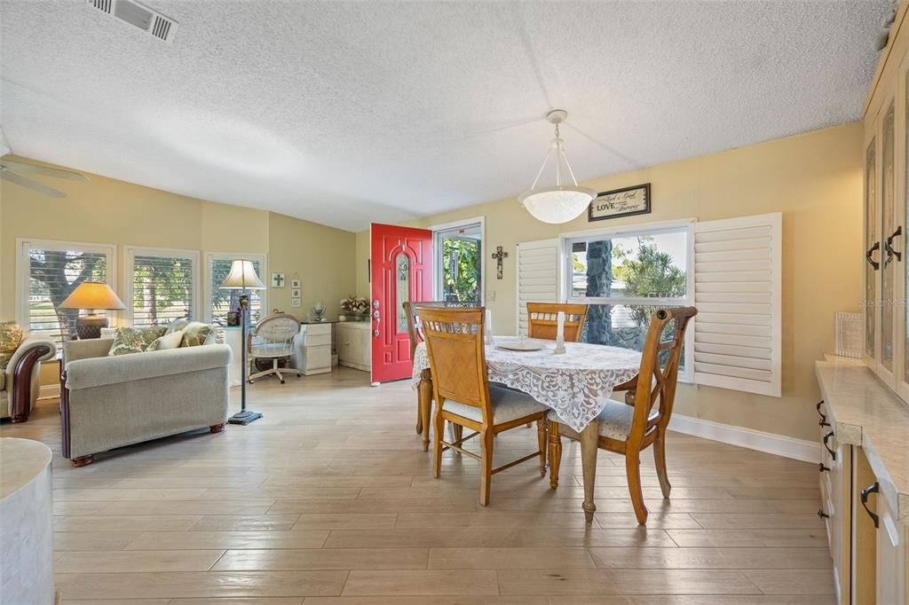 На продажу: $285,000 (2 спален, 2 ванн, 2053 Квадратных фут)