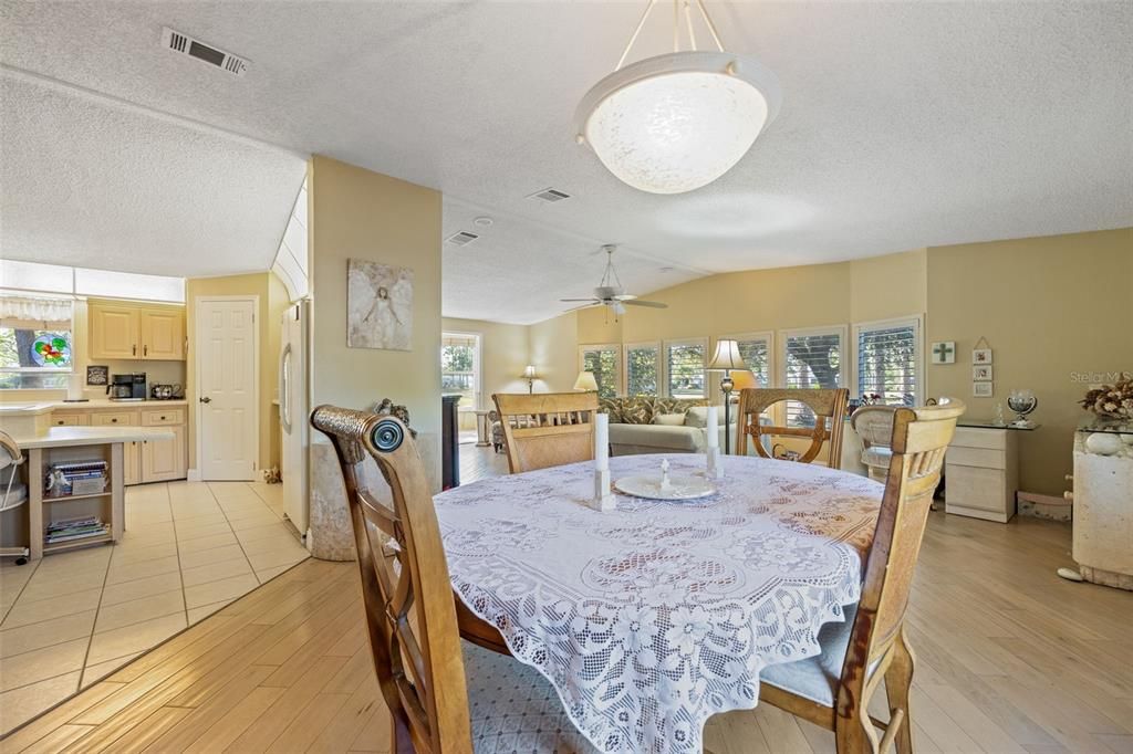 На продажу: $285,000 (2 спален, 2 ванн, 2053 Квадратных фут)