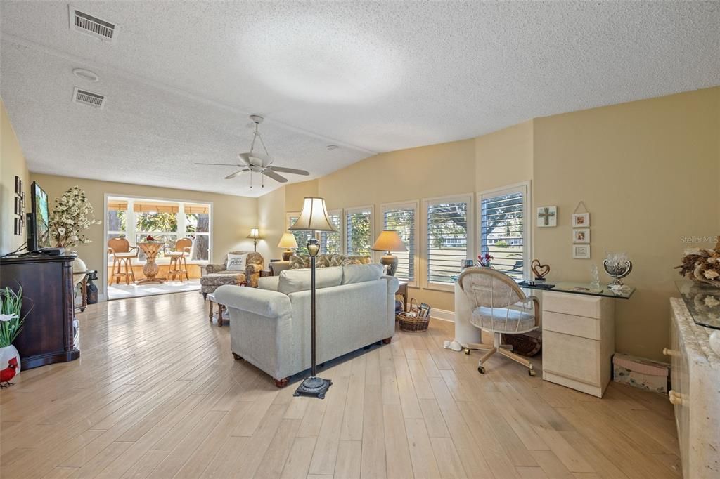 На продажу: $285,000 (2 спален, 2 ванн, 2053 Квадратных фут)