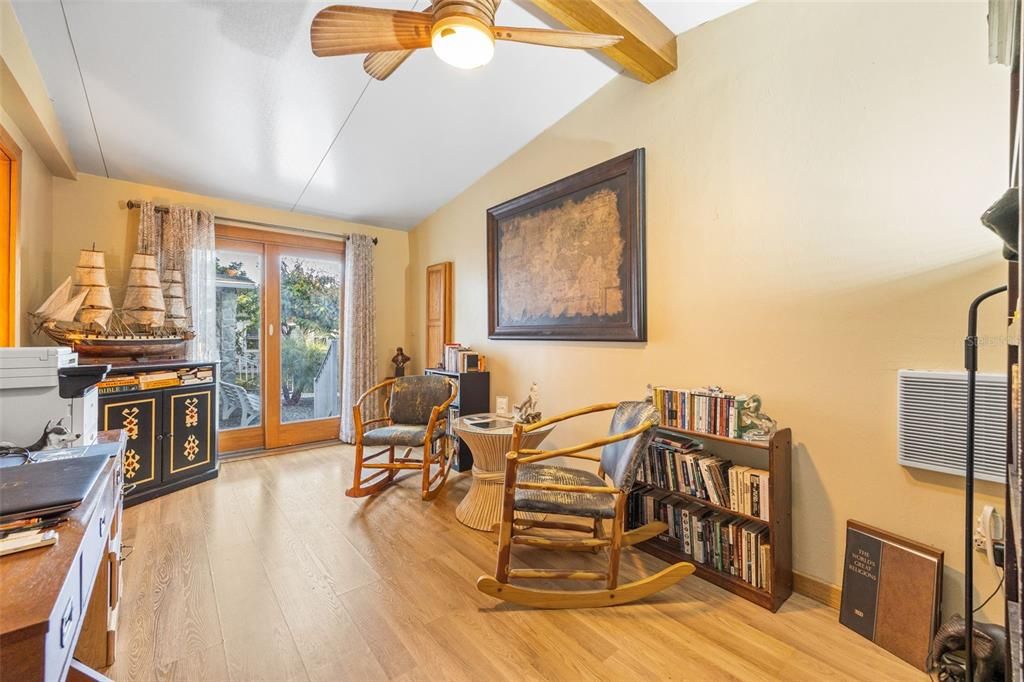 На продажу: $285,000 (2 спален, 2 ванн, 2053 Квадратных фут)