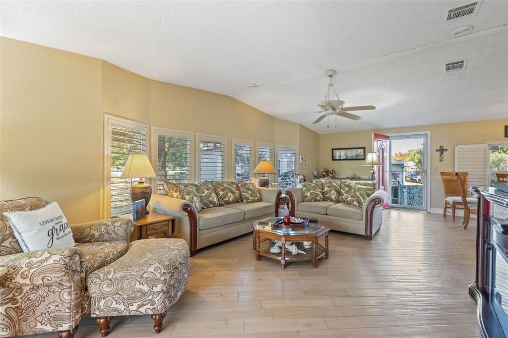 На продажу: $285,000 (2 спален, 2 ванн, 2053 Квадратных фут)