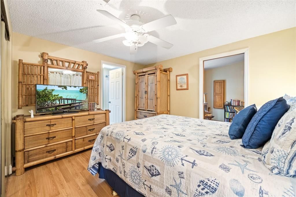 На продажу: $285,000 (2 спален, 2 ванн, 2053 Квадратных фут)