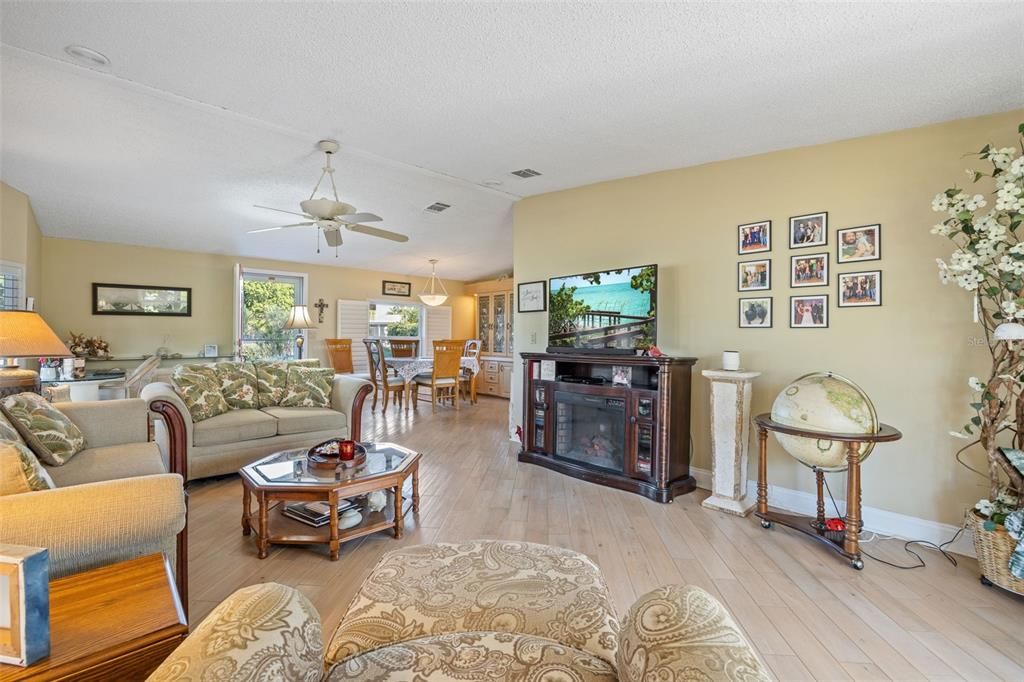 На продажу: $285,000 (2 спален, 2 ванн, 2053 Квадратных фут)