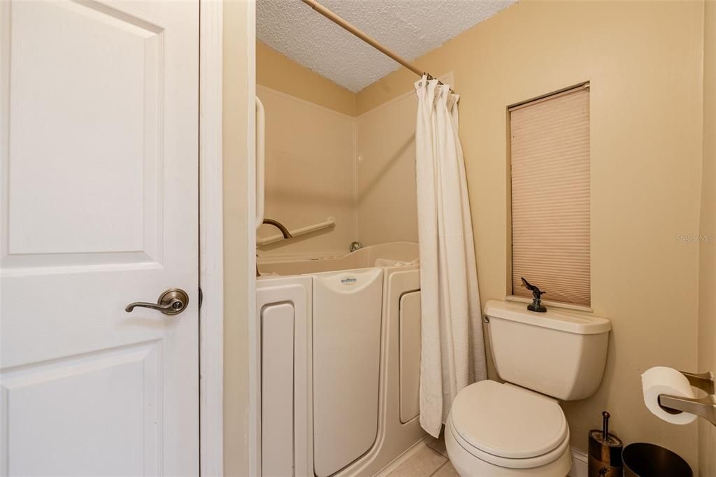 На продажу: $285,000 (2 спален, 2 ванн, 2053 Квадратных фут)