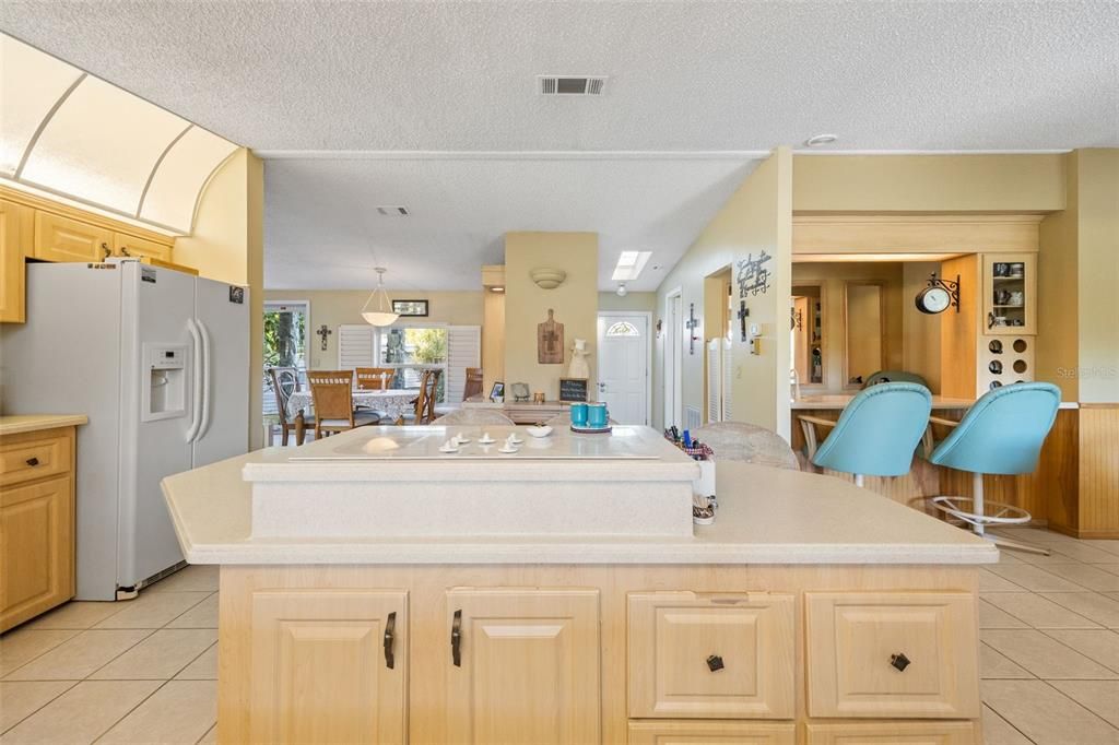 На продажу: $285,000 (2 спален, 2 ванн, 2053 Квадратных фут)