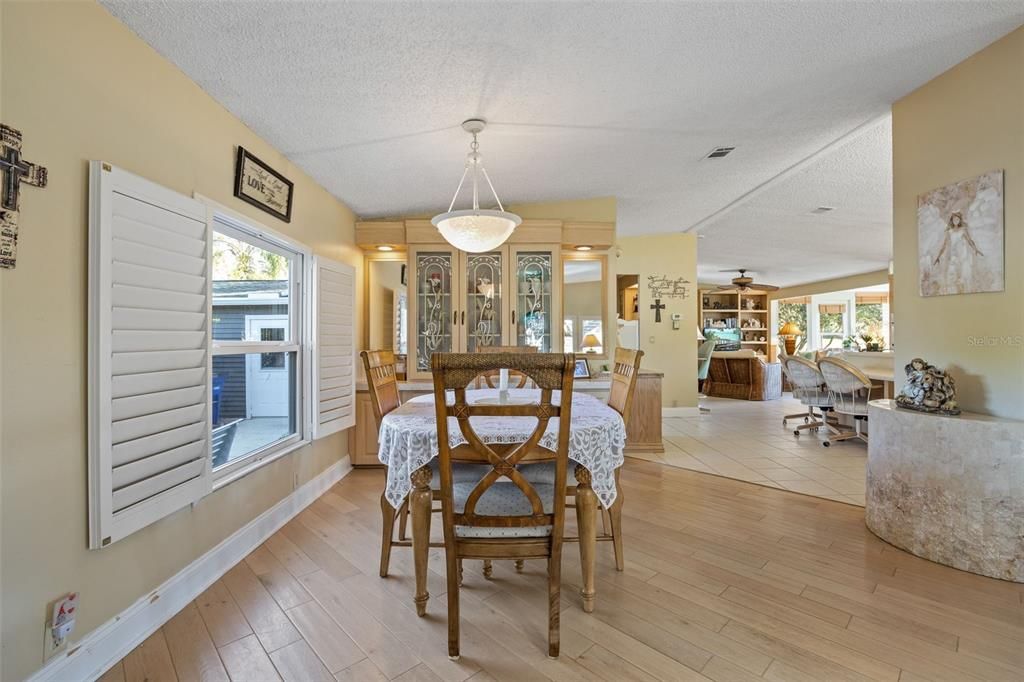 На продажу: $285,000 (2 спален, 2 ванн, 2053 Квадратных фут)