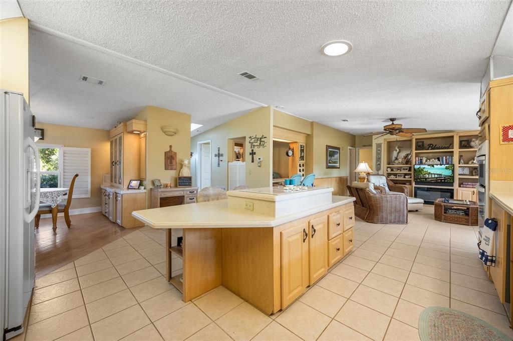 На продажу: $285,000 (2 спален, 2 ванн, 2053 Квадратных фут)