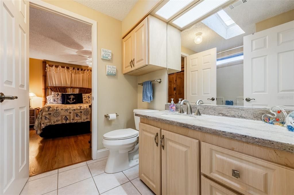 На продажу: $285,000 (2 спален, 2 ванн, 2053 Квадратных фут)