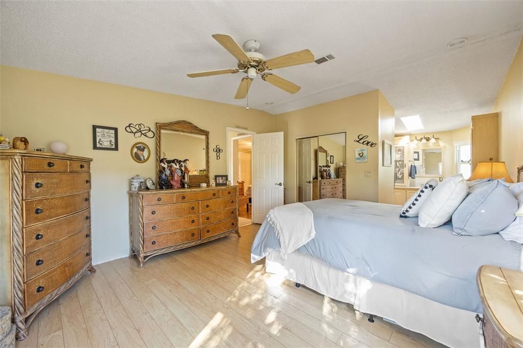 На продажу: $285,000 (2 спален, 2 ванн, 2053 Квадратных фут)